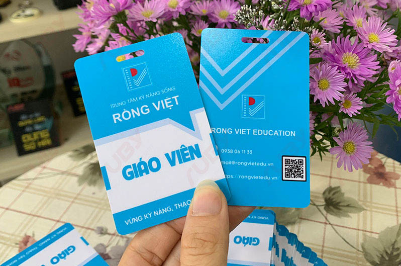 Hình ảnh máy in thẻ nhựa đang in thẻ thông tin nhân viên
