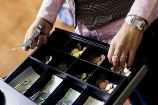 Ngăn kéo đựng tiền nào phù hợp với mô hình kinh doanh bán lẻ
