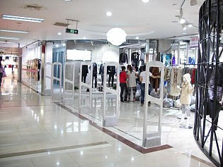 Shop thời trang nên lắp đặt cổng từ an ninh nào